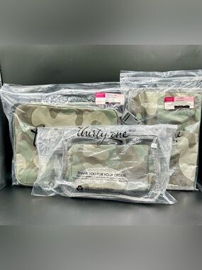 THIRTY-ONE Fold & Hang Travel Organizer & Travel Pouches and Travel Case Bundle.